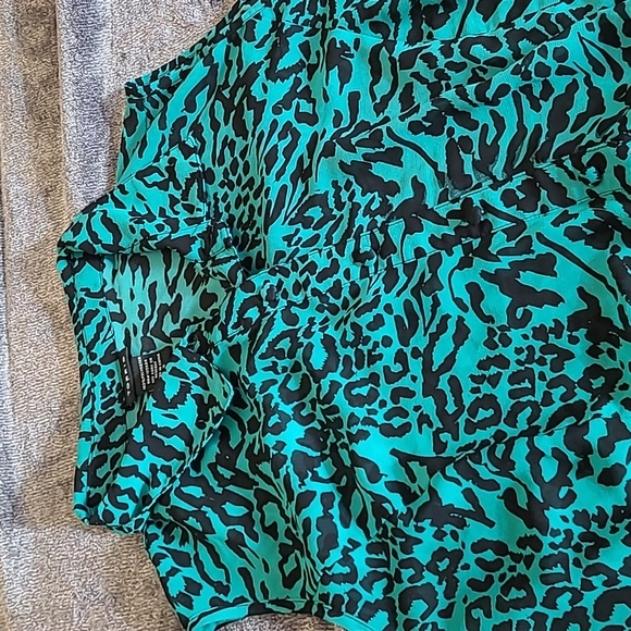 WAS  $68. TORRID Hi/lo Green/Black  sheer top size 2 - Picture 12 of 15